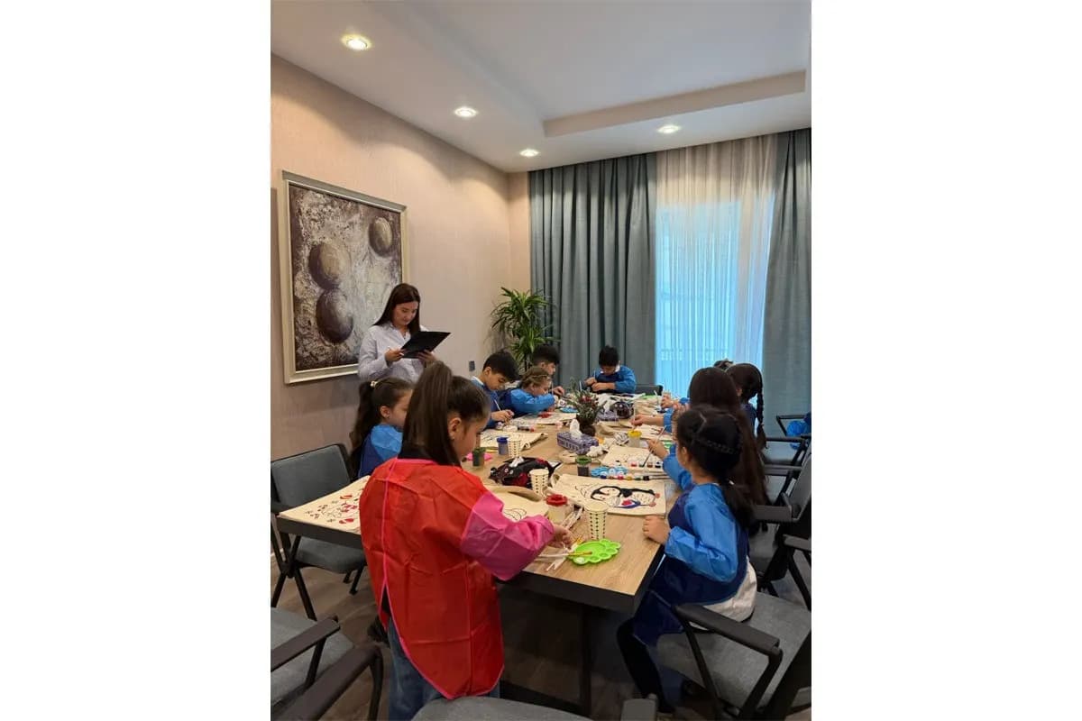 Bakıda uşaqlar çanta rənglədi, valideynlər təlimdə özünəinamı öyrəndi