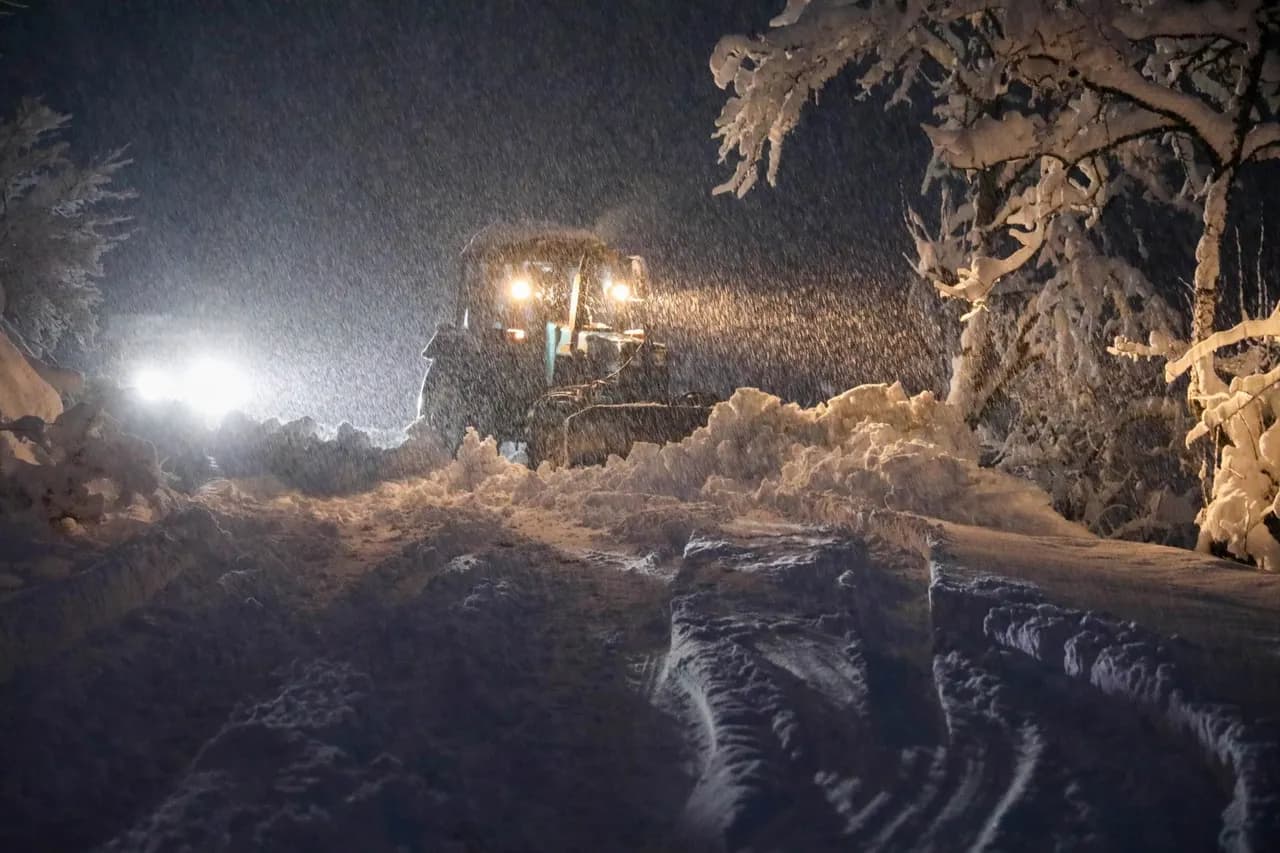 Gürcüstanda güclü qar fəsadlar törədib: elektrik kəsintiləri, nəqliyyat problemləri