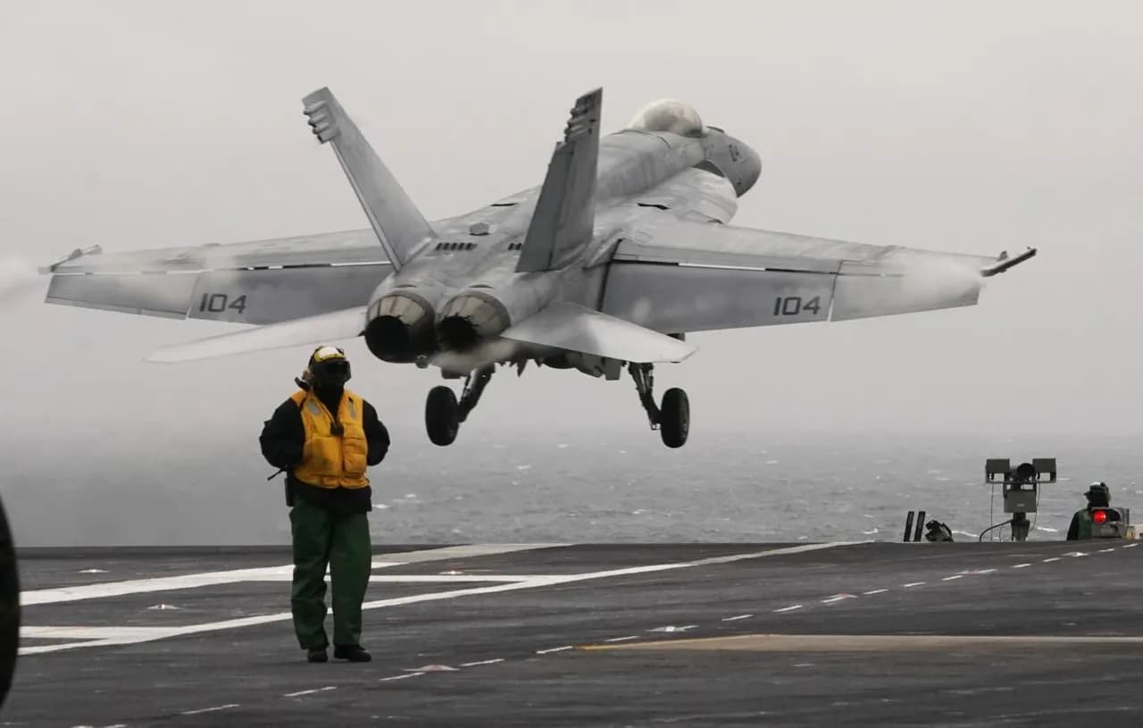 ABŞ Ordusu Narkotik Gəmisinə Zərbə Endirdi: İki Nəfər Öldü