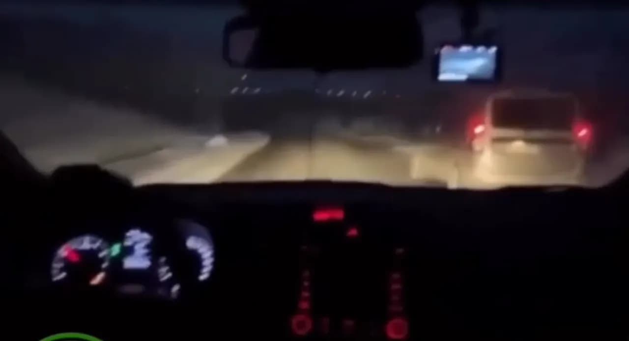 Qubada avtomobil qarlı yolda aşıb: Üç nəfər xəsarət alıb