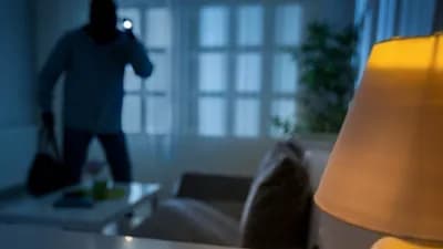 Bakıda oteldə quldurluq: Zərərçəkənin 23 min manatı oğurlandı, şübhəlilər saxlanıldı