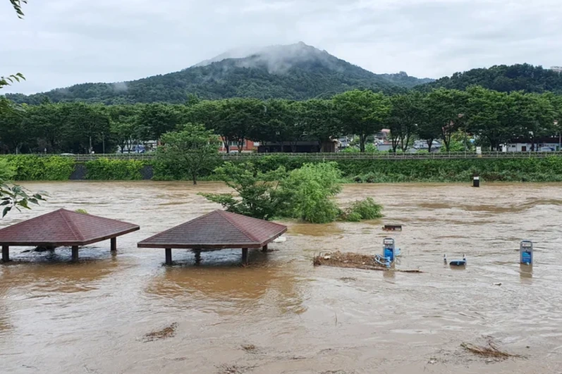 Asiyada daşqınlar: 800 nəfər həyatını itirdi, yüz minlərlə insan evsiz qaldı