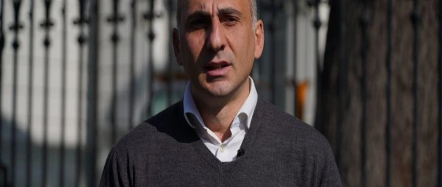 Tbilisidə müxalifət lideri məhkəmə binasını yandırmağa cəhd edərkən saxlanılıb