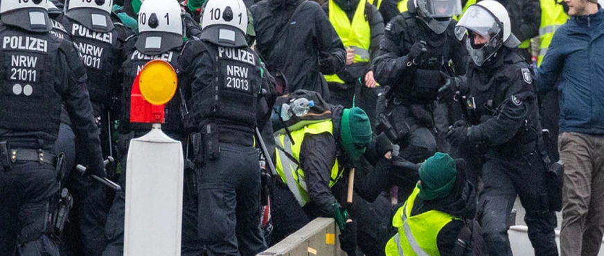 Almaniyada AfD əleyhinə aksiya: 12 polis yaralandı