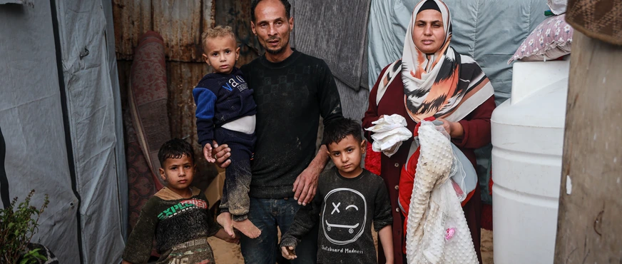 Qəzzada müharibədən sonra qış: Cütlük sel basmış çadırda körpəsini gözləyir