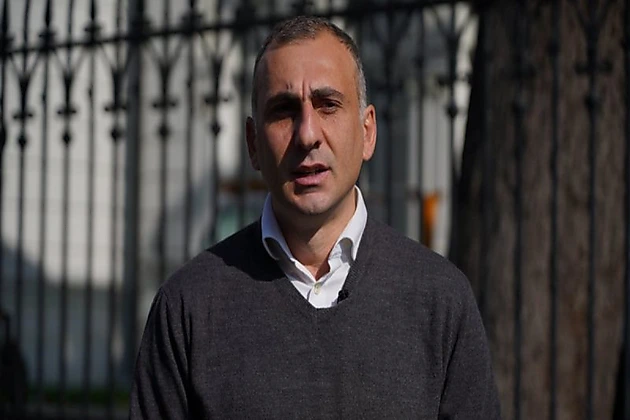 Tbilisidə müxalifət lideri məhkəmə binasını yandırmağa cəhd edərkən saxlanılıb