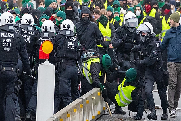 Almaniyada AfD əleyhinə aksiya: 12 polis yaralandı