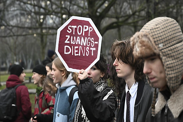 Alman Gəncliyi Məcburi Hərbi Xidmətə Qəti Etiraz Etdi!