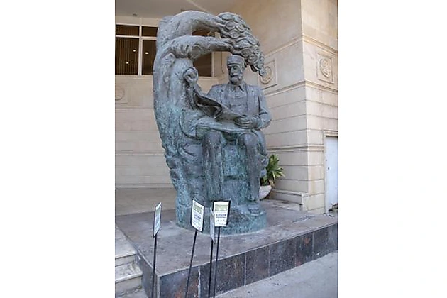 Anar Zərdabinin İçərişəhərdəki heykəlinin yerinin dəyişdirilməsini təklif etdi