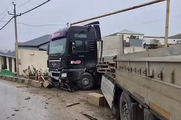 Qobuda dəhşətli qəza: Yük maşını 'Toyota' ilə toqquşdu, 3 ölü